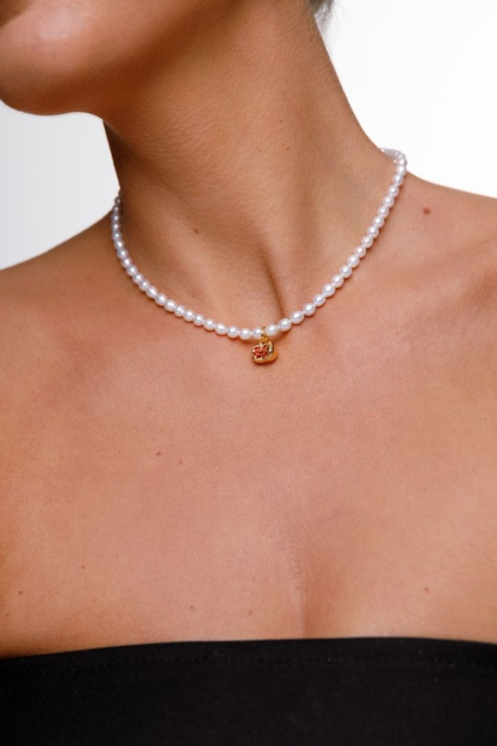 Чокер з перлин білих та кулоном - гранат