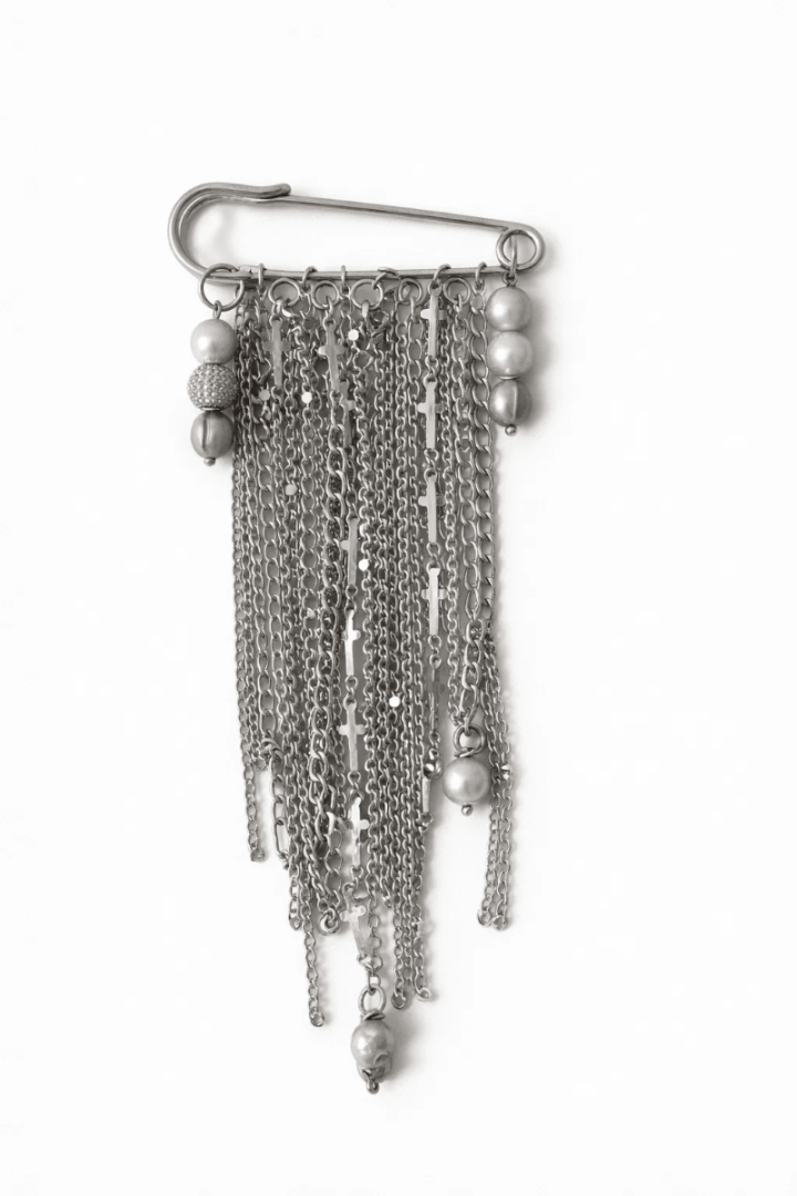 Брошка срібляста з ланцюжків та сірих перлин.