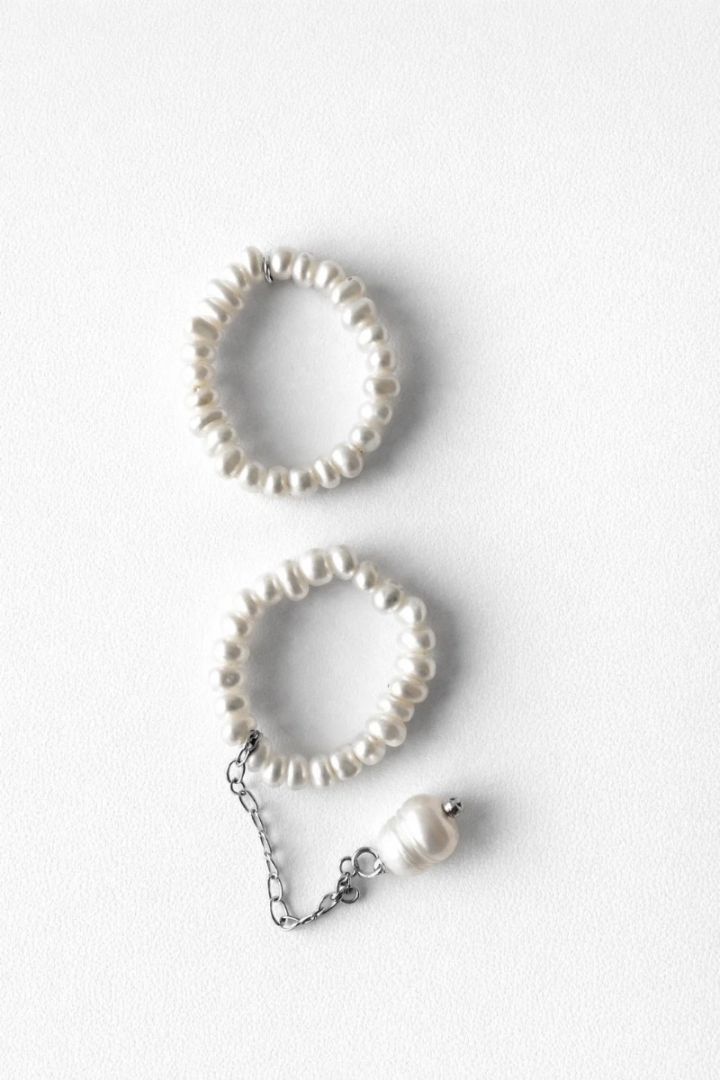 Каблучка на резинці: перли та циркони.