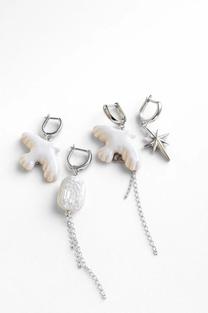 Сережки асиметричні з білим птахом та зіркою (латунь з посрібленням)