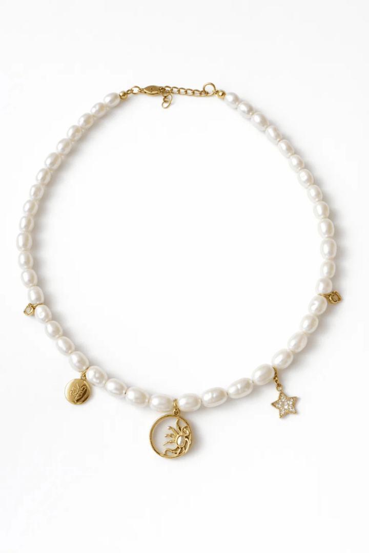 Чокер з натуральних білих перлин з п’ятьма підвісками (латунь із позолотою).